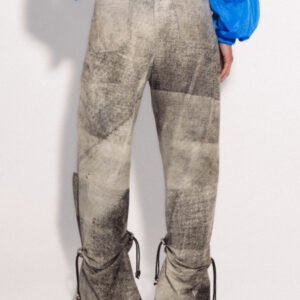 Calça de couro estonado
